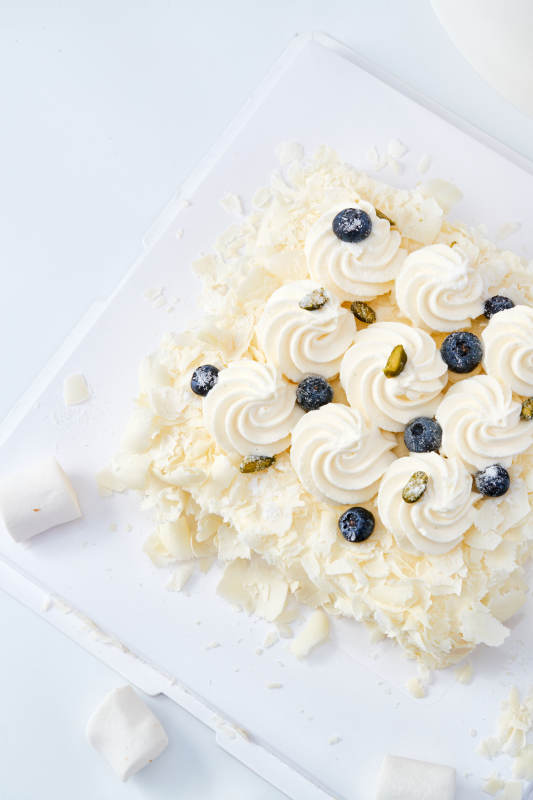 蓝莓白巧克力鲜奶慕斯榴莲蛋糕图片