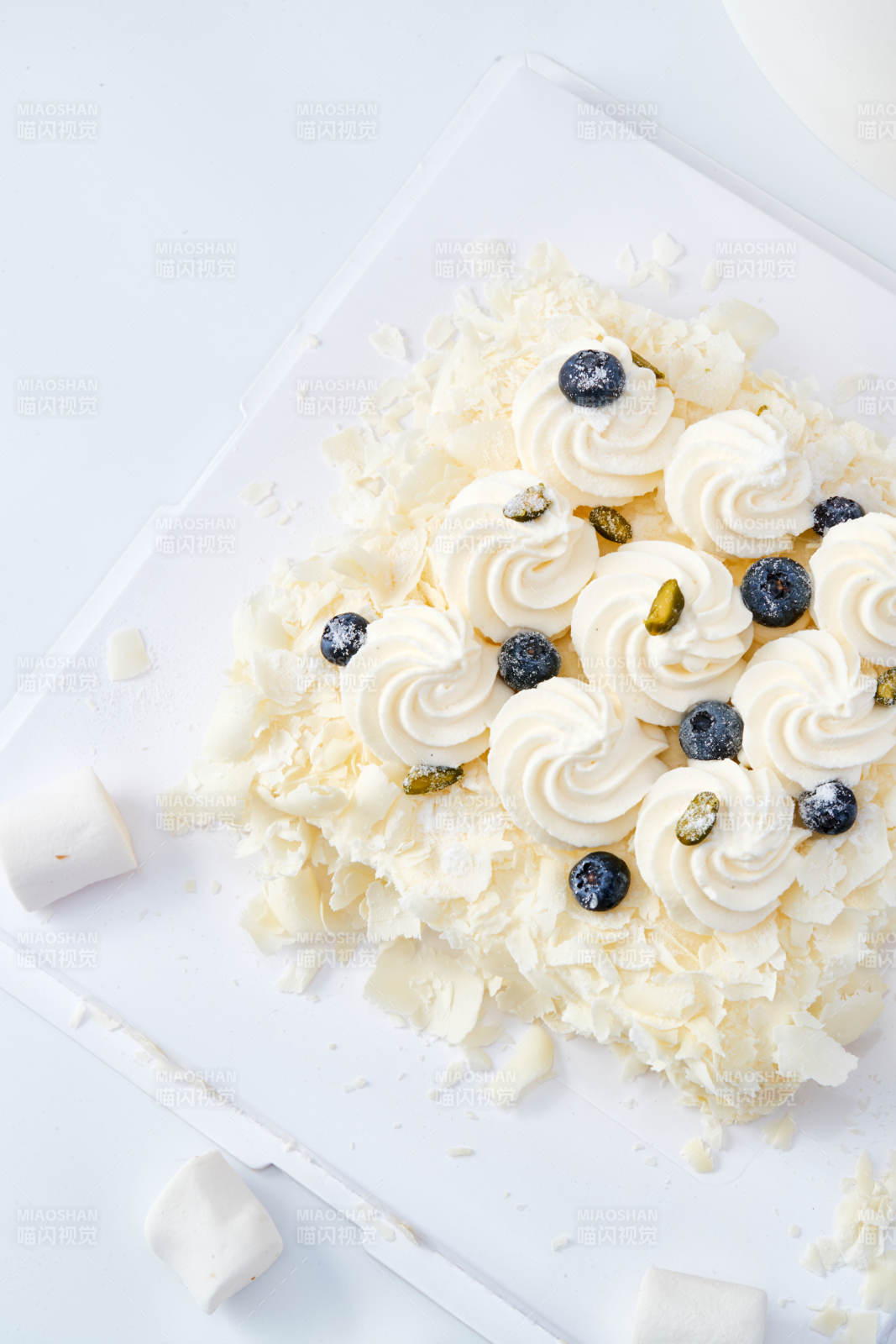 蓝莓白巧克力鲜奶慕斯榴莲蛋糕图片