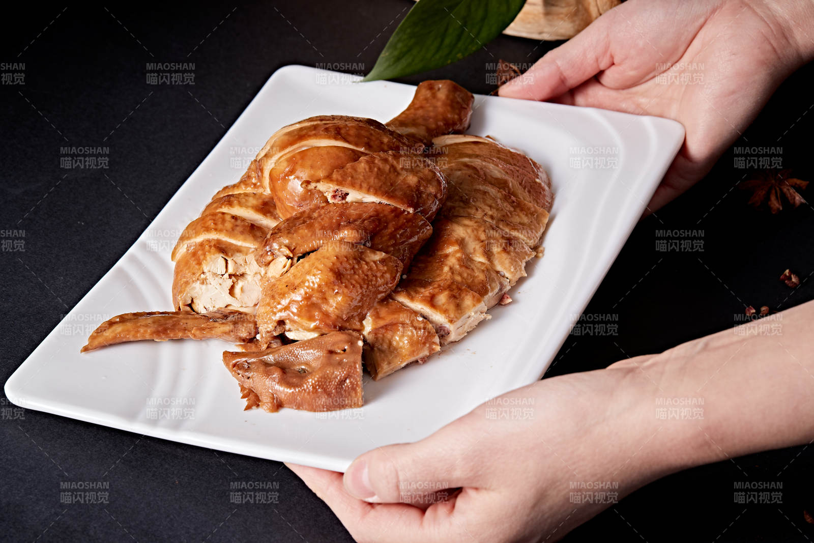 白色盘装的港式豉油白切鸡图片