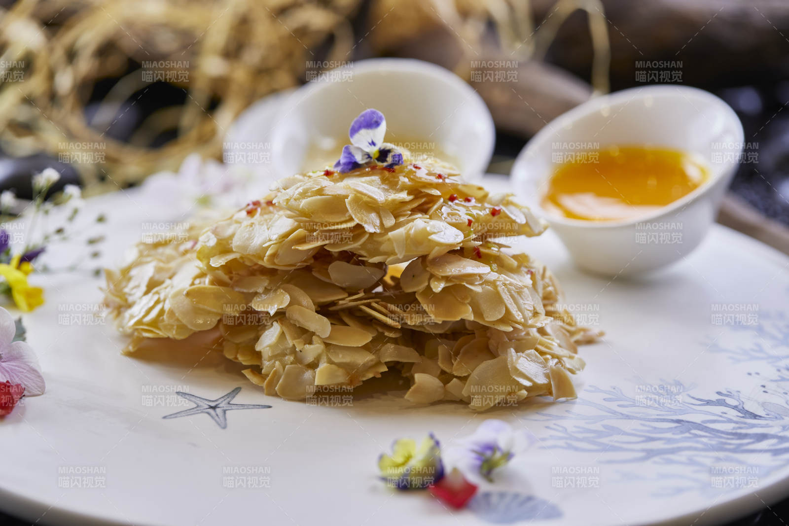 裹杏仁片香炸深海鳕鱼肉图片