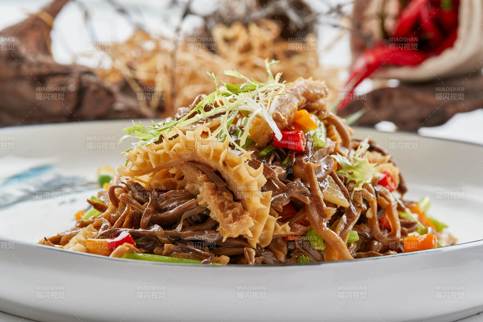 白色瓷盘装的的米椒小炒猪肚丝图片