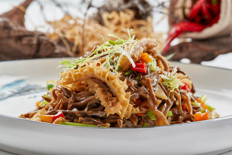 白色瓷盘装的的米椒小炒猪肚丝图片