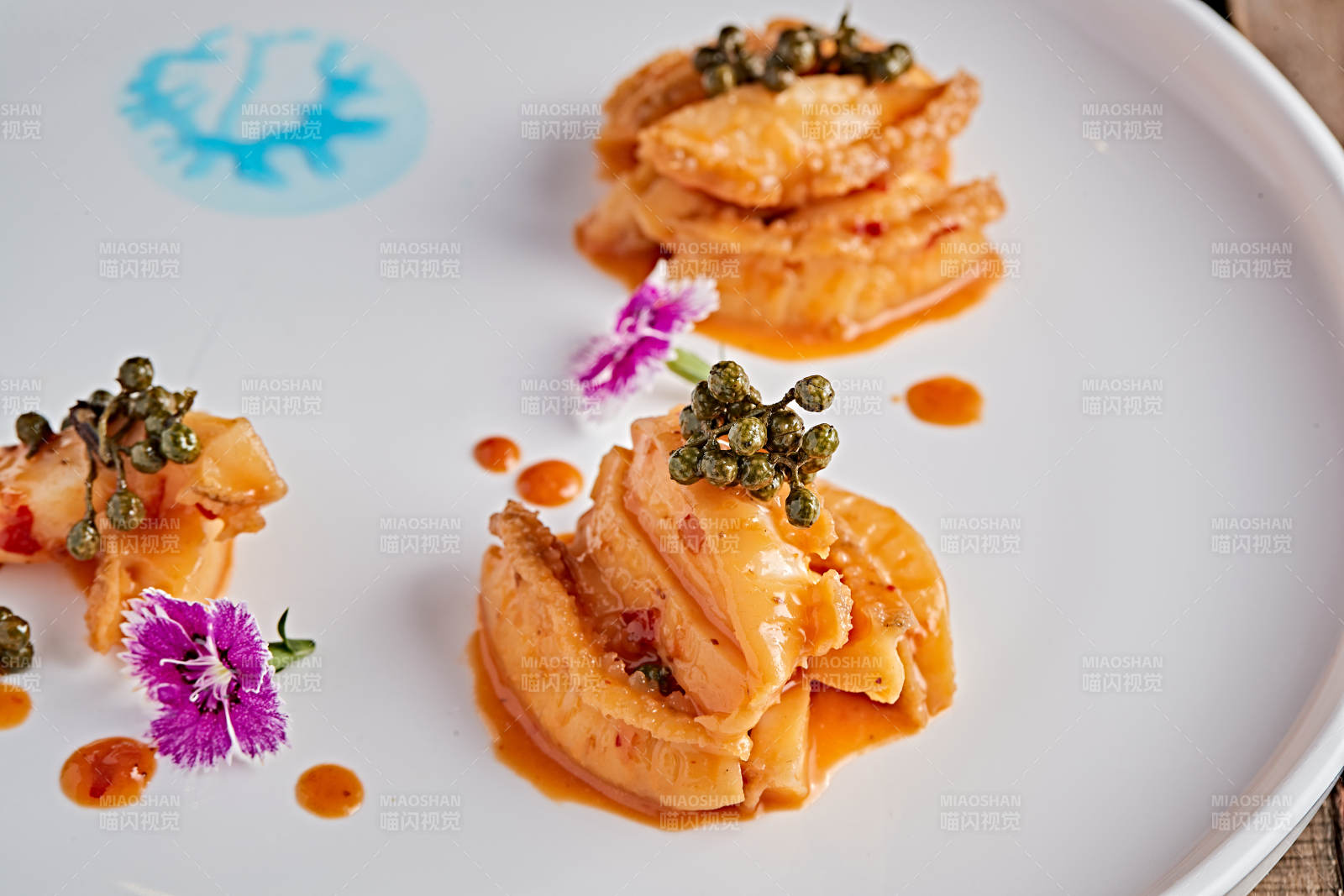 白色瓷盘装的藤椒鸡汁小鲍鱼图片