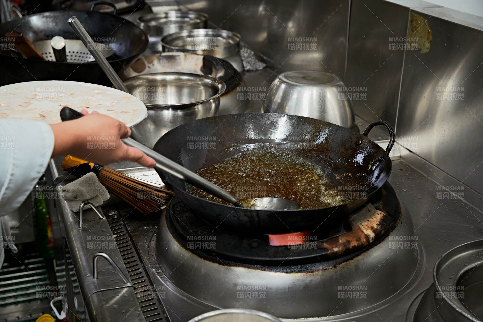 人与食物紧张忙碌的中餐厨房图片