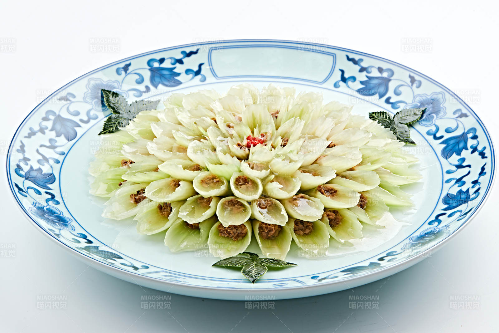 青花瓷盘装的西芹口蘑牛肉粒花开富贵迎宾菜图片