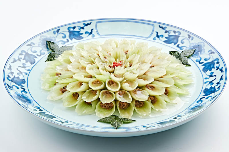 青花瓷盘装的西芹口蘑牛肉粒花开富贵迎宾菜图片