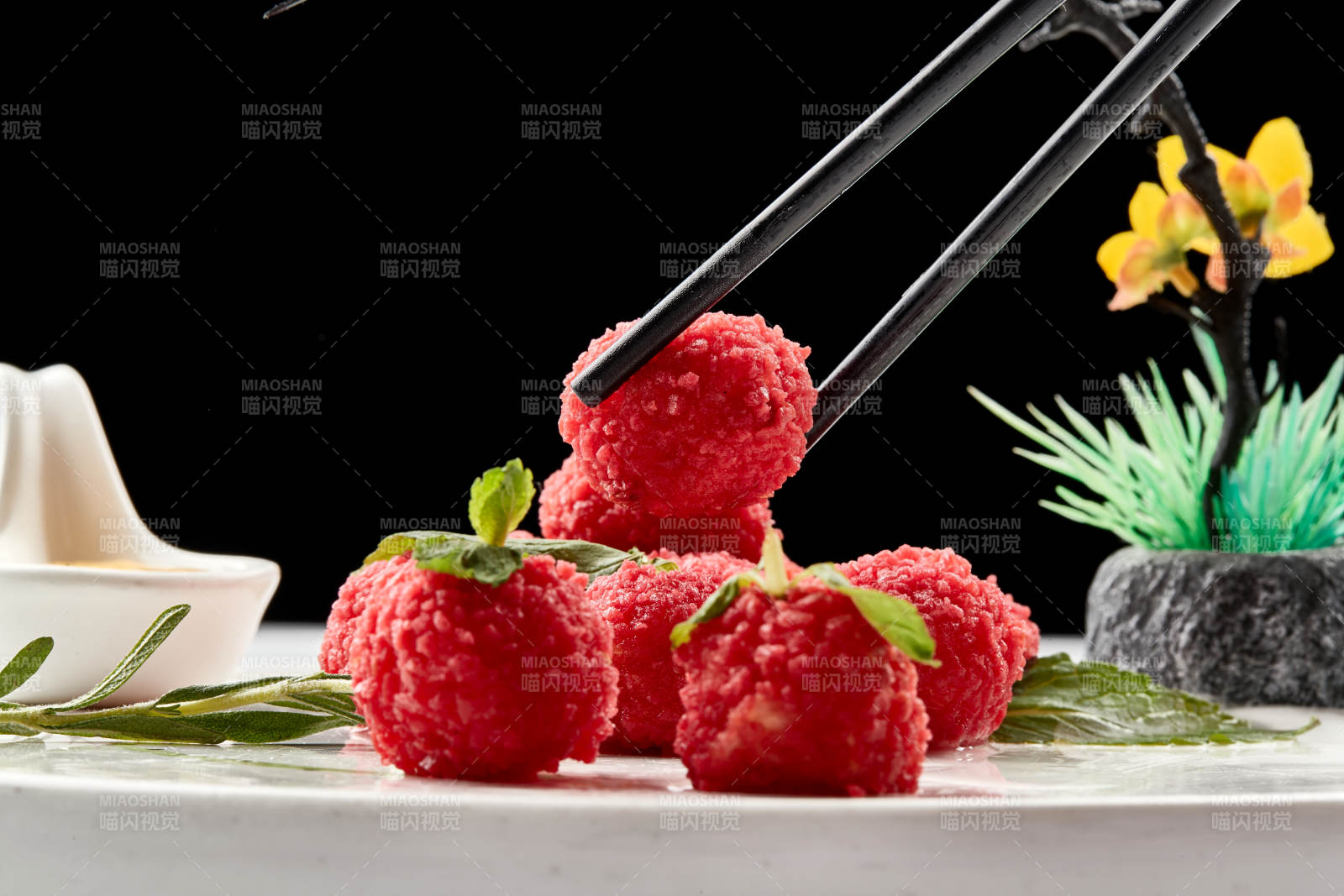 白瓷盘装的精美摆盘的荔枝大虾球图片