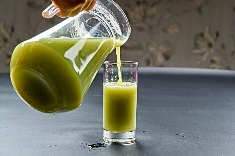 玻璃器皿装的鲜榨西芹汁图片