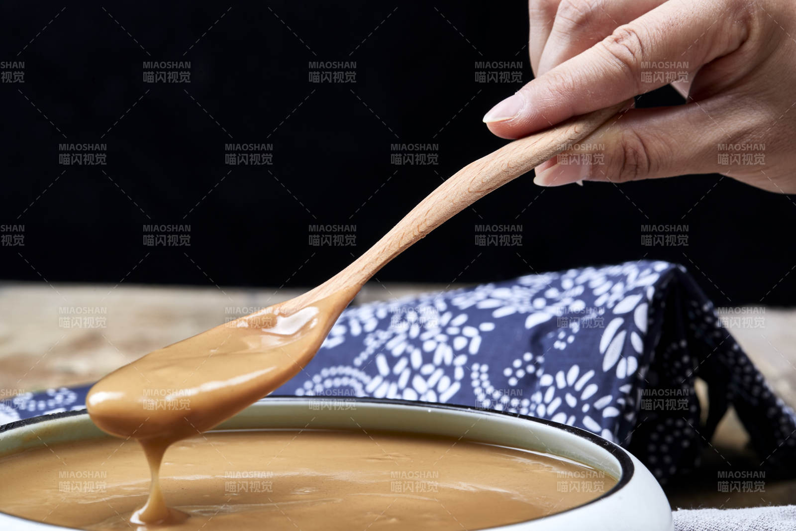 瓷盆装的冲泡熟的豆面糊糊图片