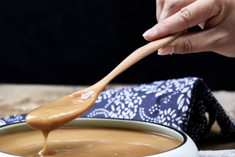 瓷盆装的冲泡熟的豆面糊糊图片