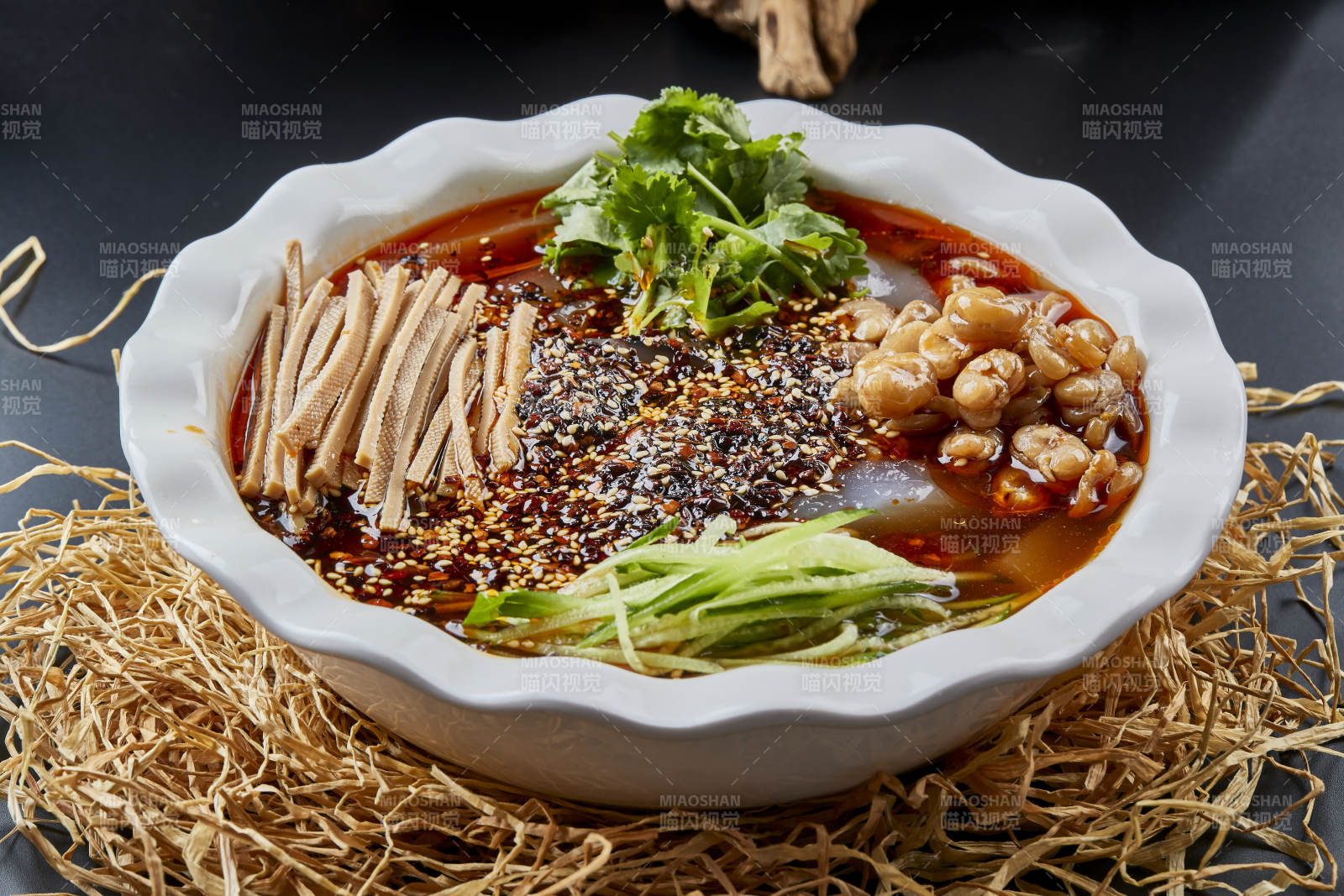 白色瓷盆装的山西大同美食小媳妇儿凉粉儿图片