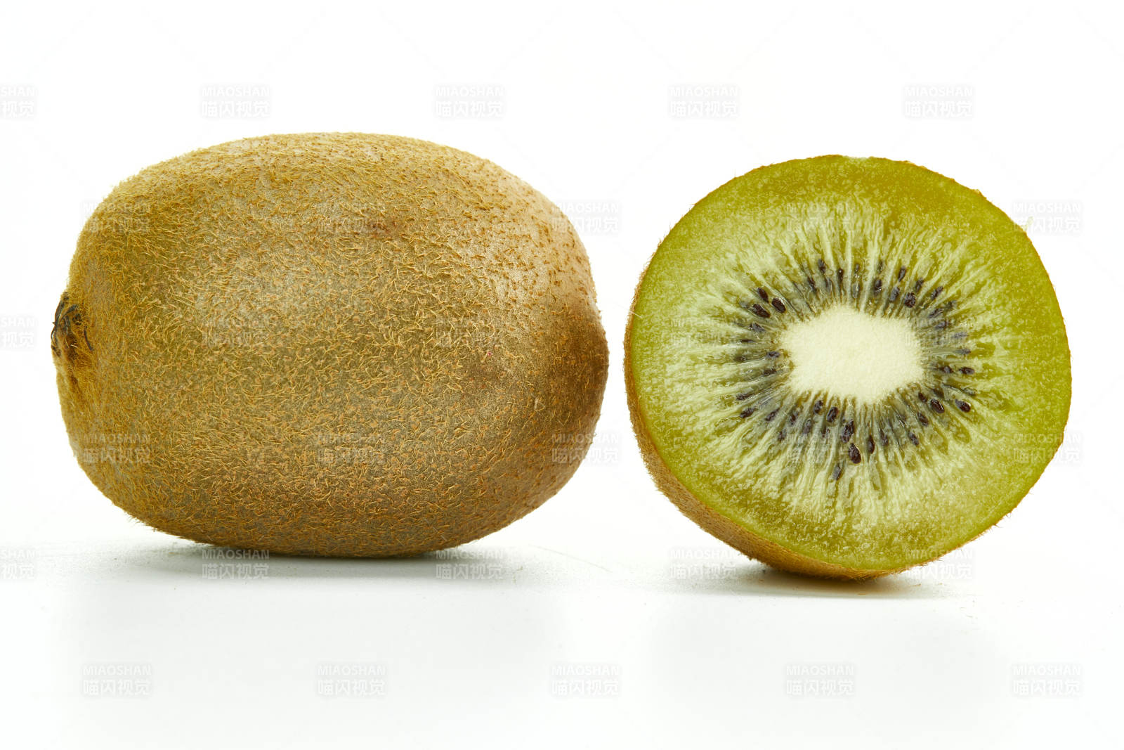 白色背景上摆放的新鲜水嫩猕猴桃图片