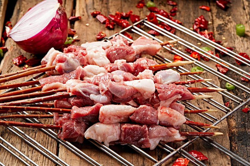 生鲜羊肉穿制的新疆红柳枝羊肉串图片