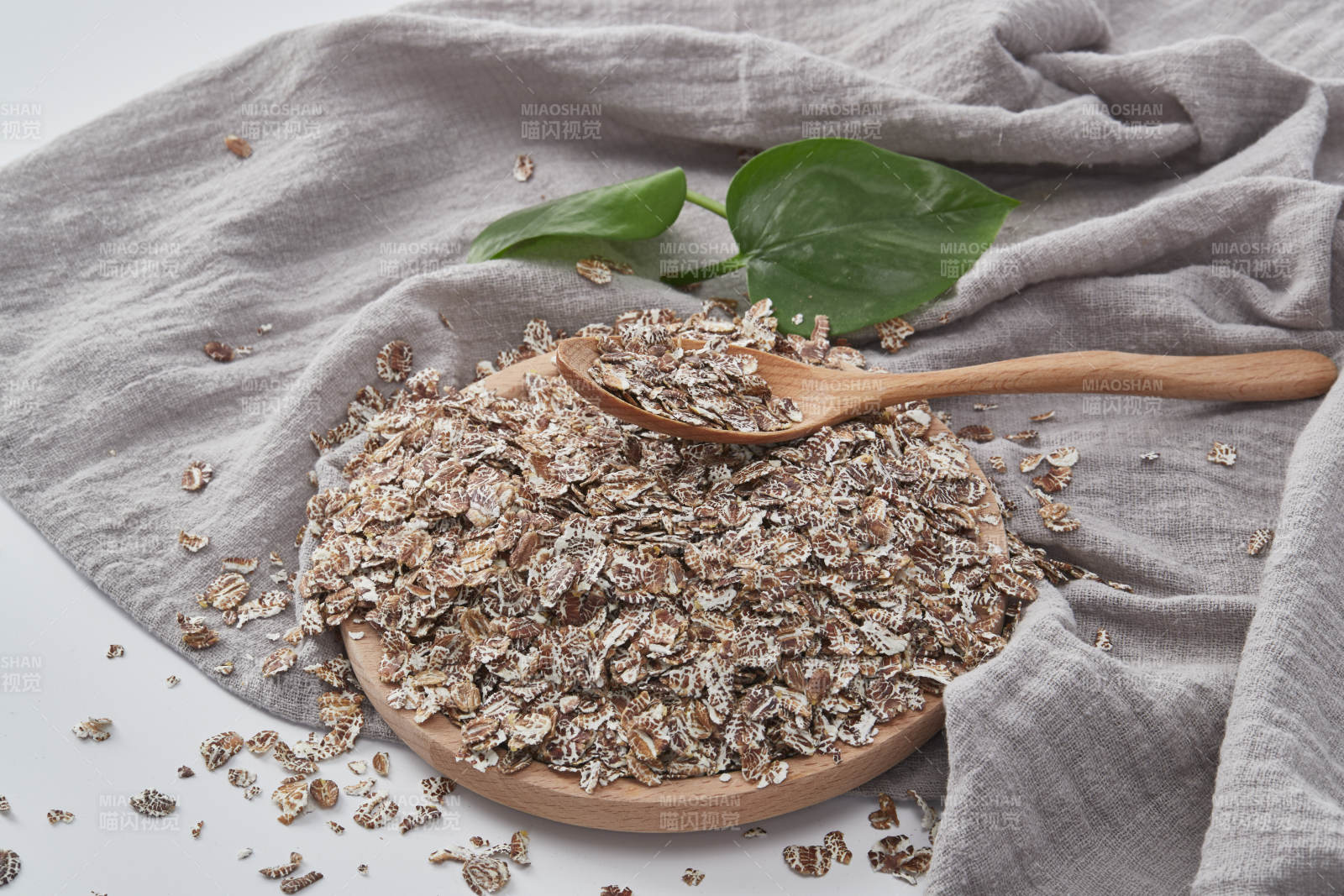 白色背景上的健康低脂黑麦片颗粒图片