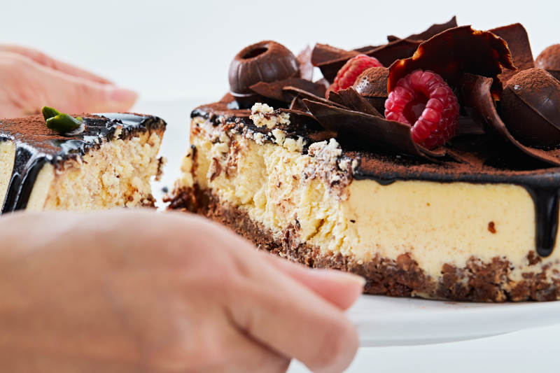 可可撒粉黑巧克力奶酪慕斯蛋糕图片