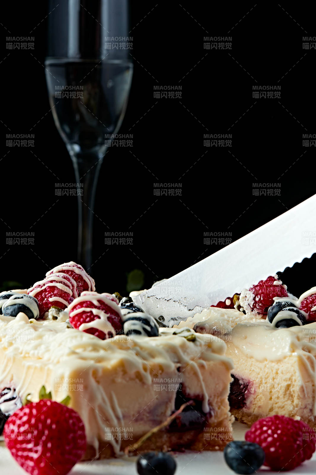 蓝莓树莓鲜奶慕斯蛋糕图片