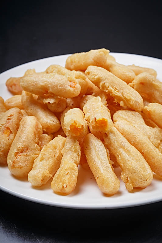 白色瓷盘装的拖面干炸里脊图片