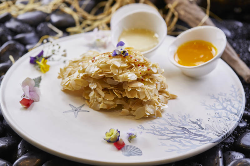 裹杏仁片香炸深海鳕鱼肉图片