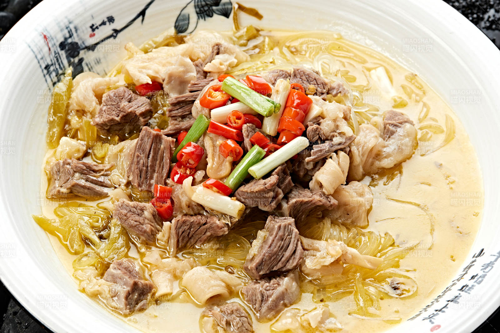 酸菜炖牛肉牛杂图片