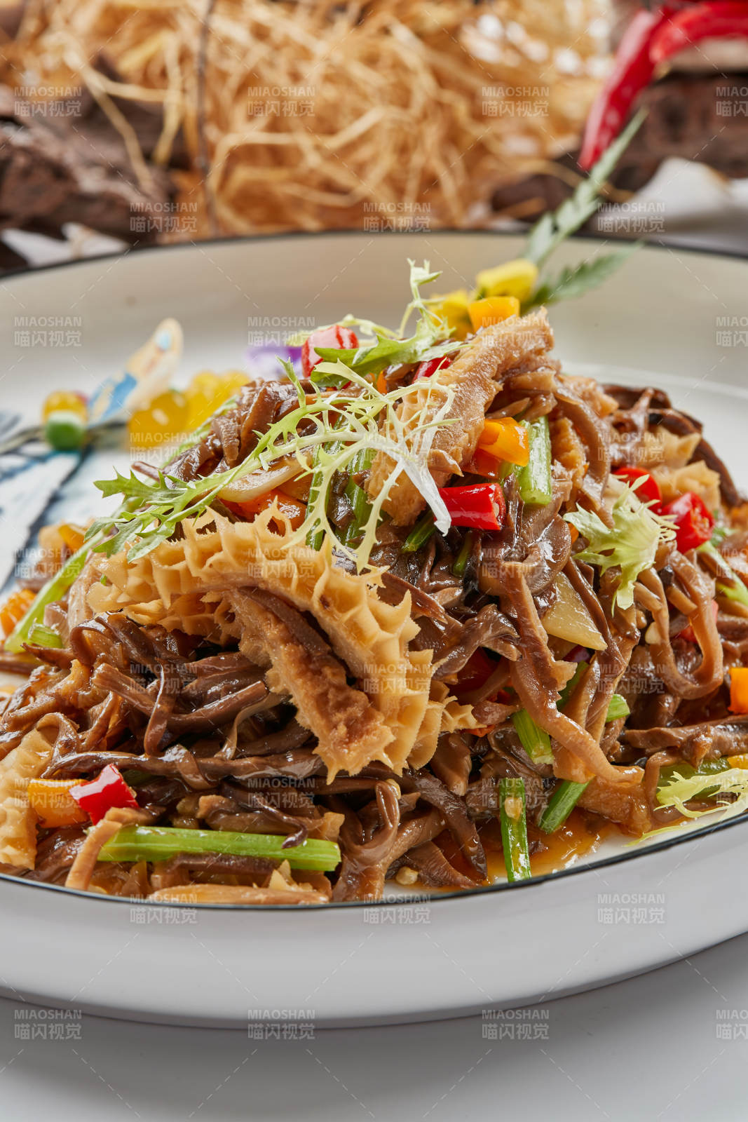 白色瓷盘装的的米椒小炒猪肚丝图片