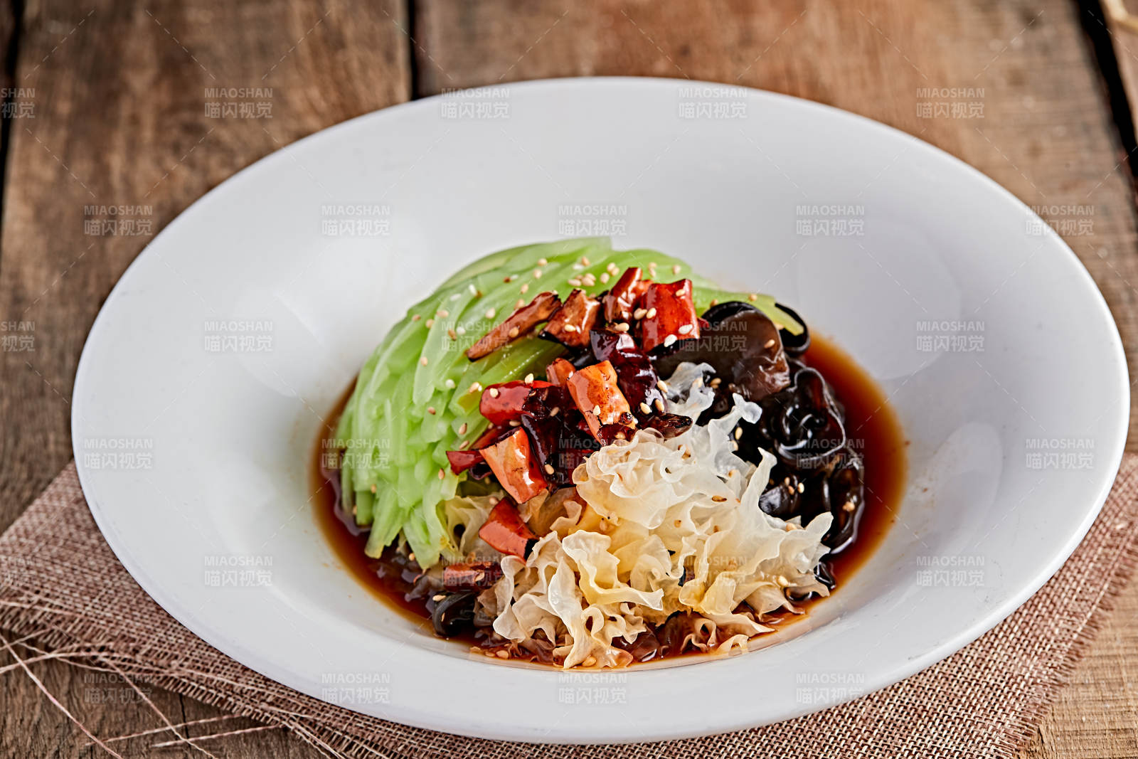 浇汁酸辣笋丝木耳拌银耳图片