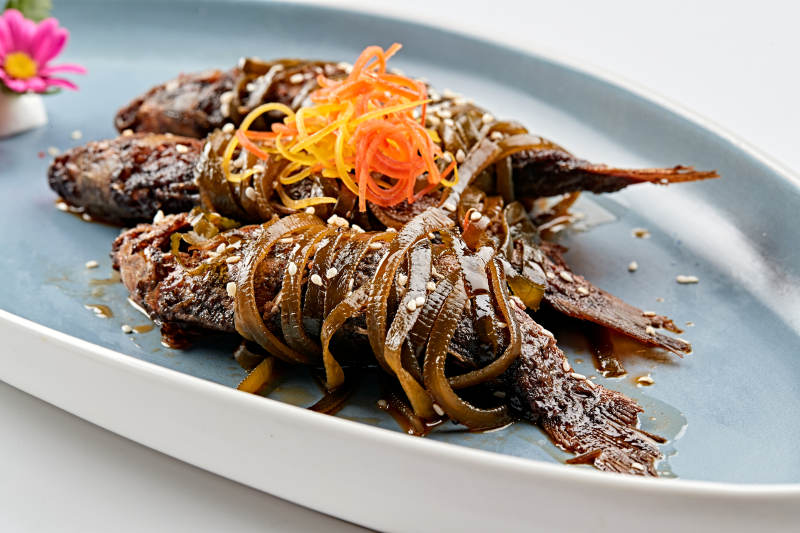 精美瓷餐具装的香酥炖鲫鱼图片