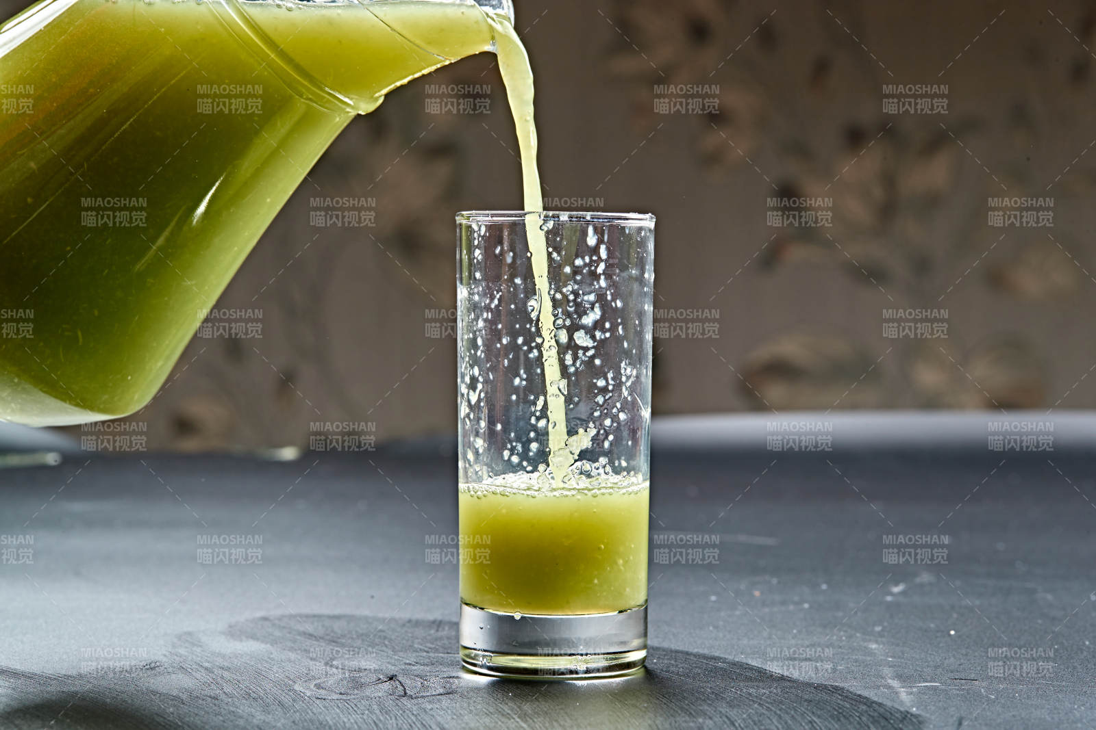 玻璃器皿装的鲜榨西芹汁图片