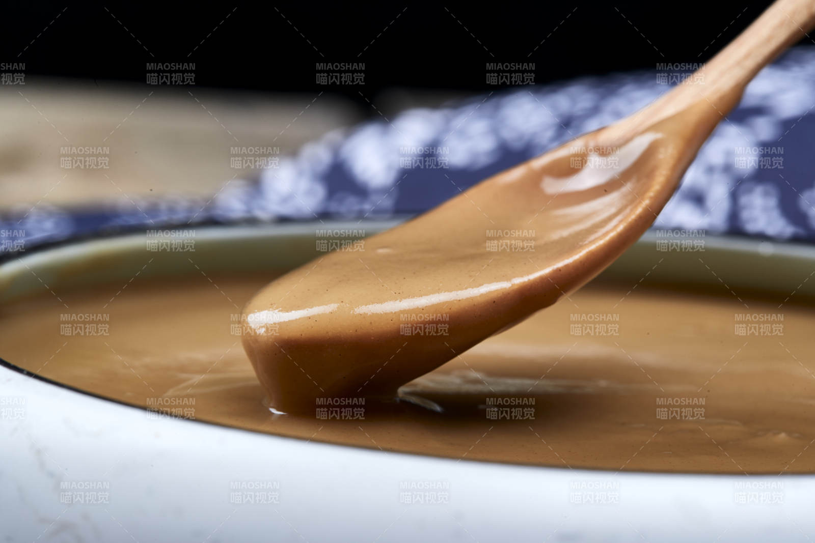 瓷盆装的冲泡熟的豆面糊糊图片