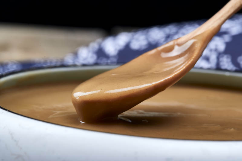 瓷盆装的冲泡熟的豆面糊糊图片