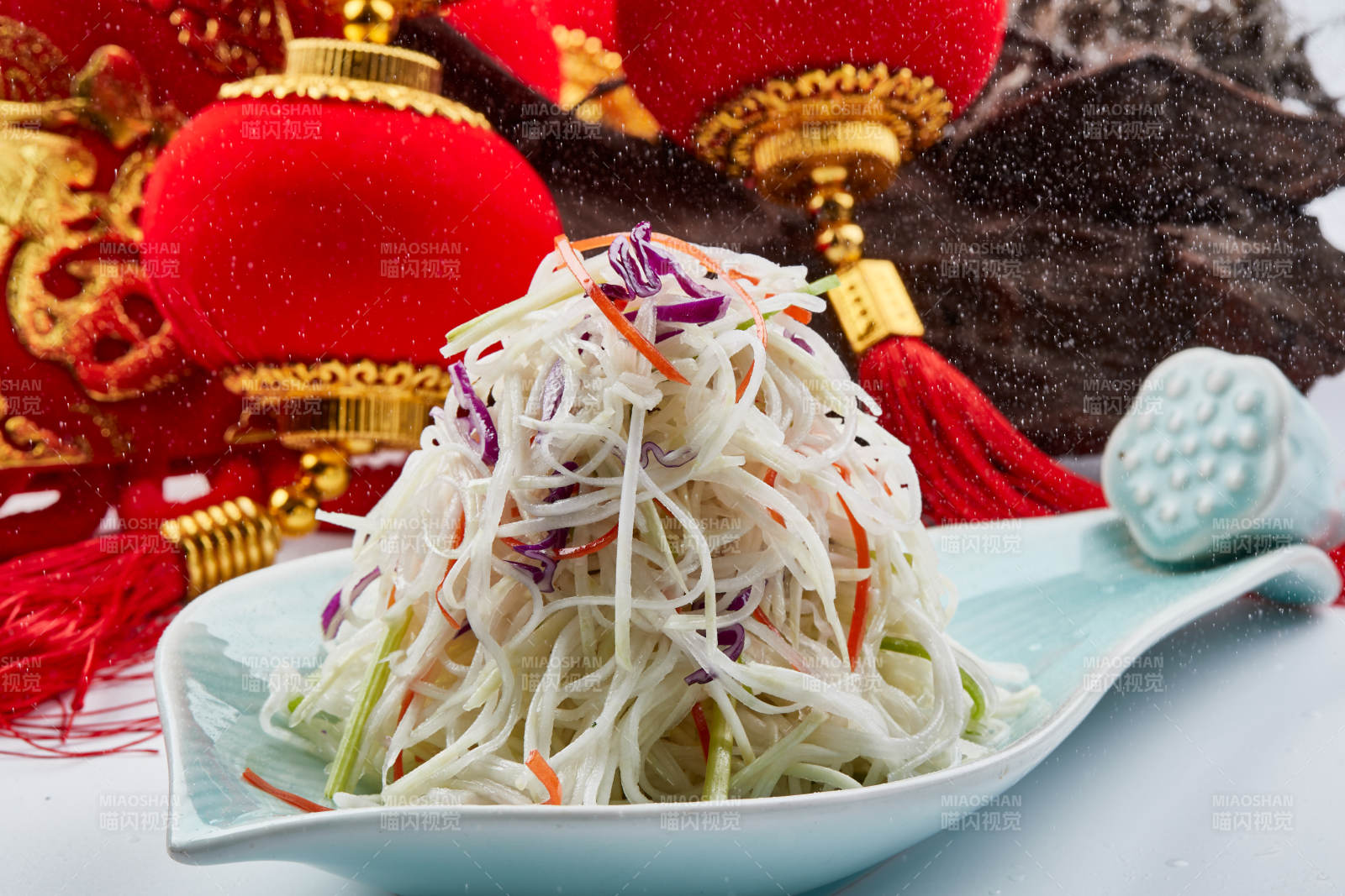 精美餐具装的芥末凉拌苤蓝丝图片