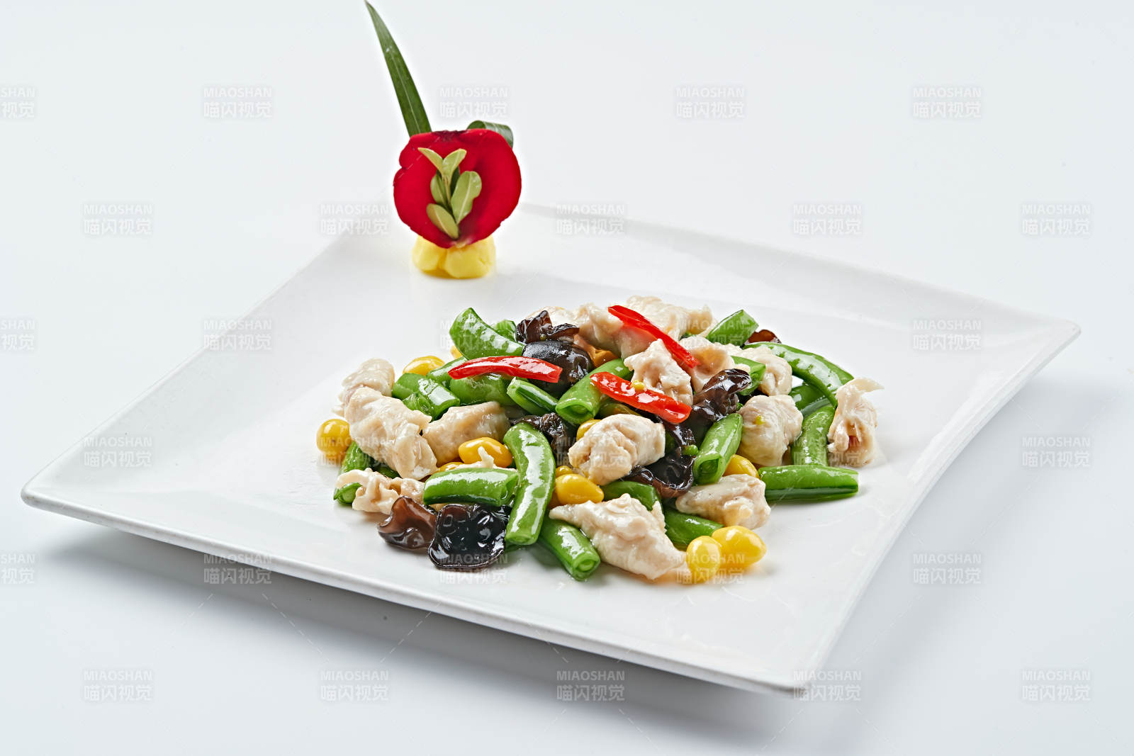 白色瓷盘装的养生小炒图片