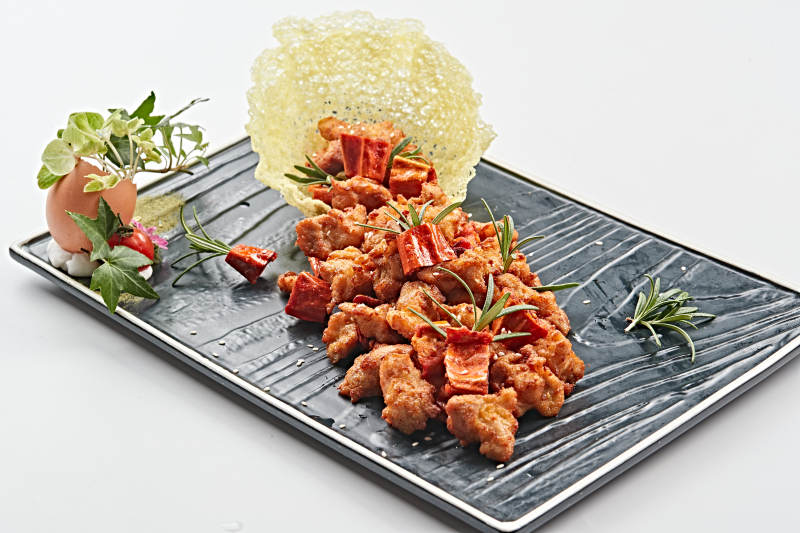 黑石盘装的香辣干炸牛胸肉图片