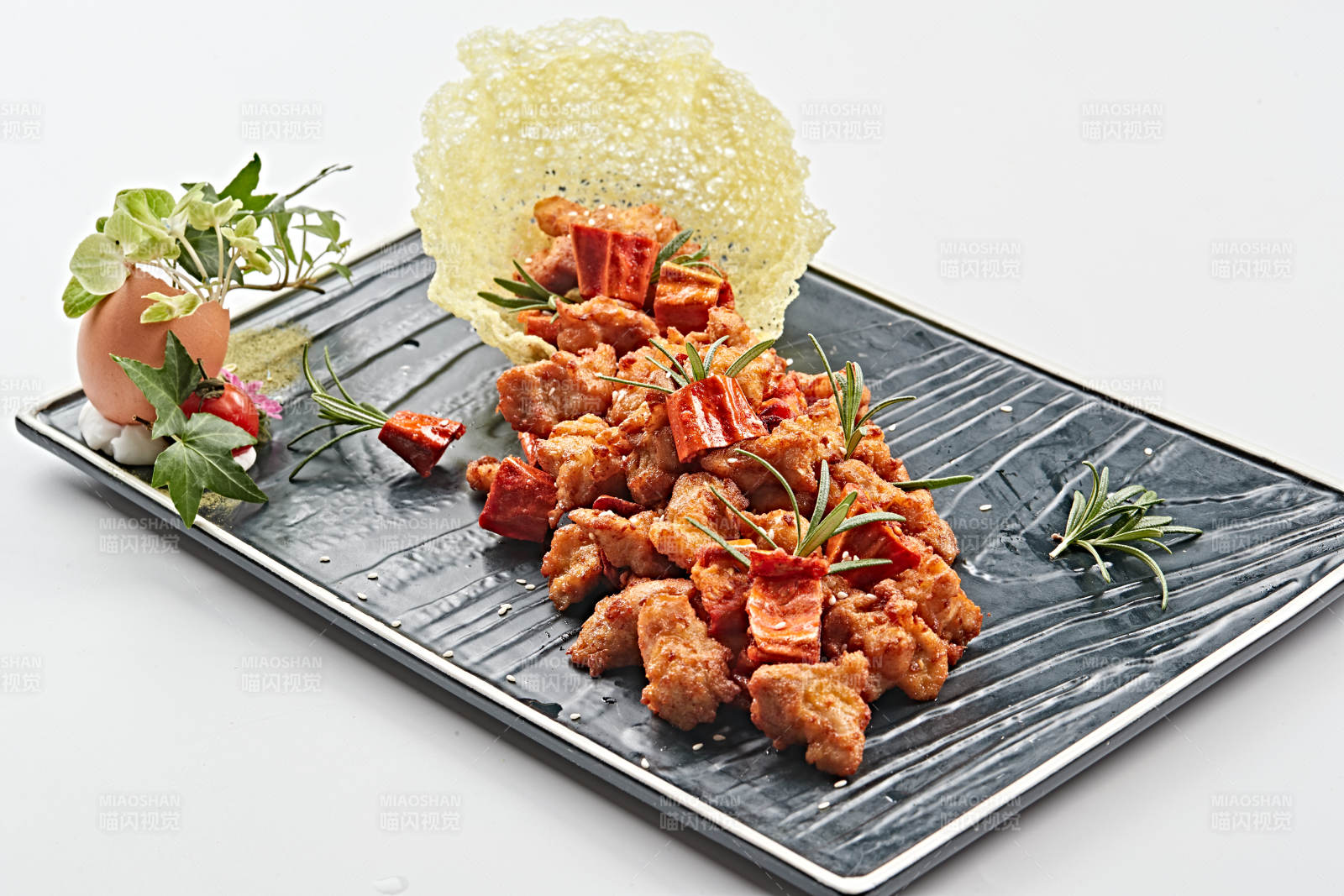 黑石盘装的香辣干炸牛胸肉图片