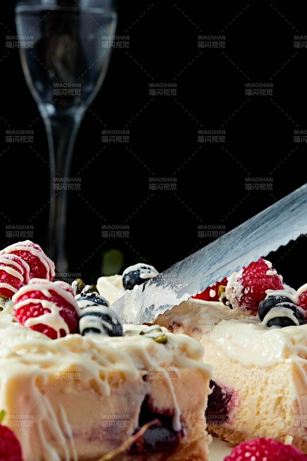 蓝莓树莓鲜奶慕斯蛋糕图片