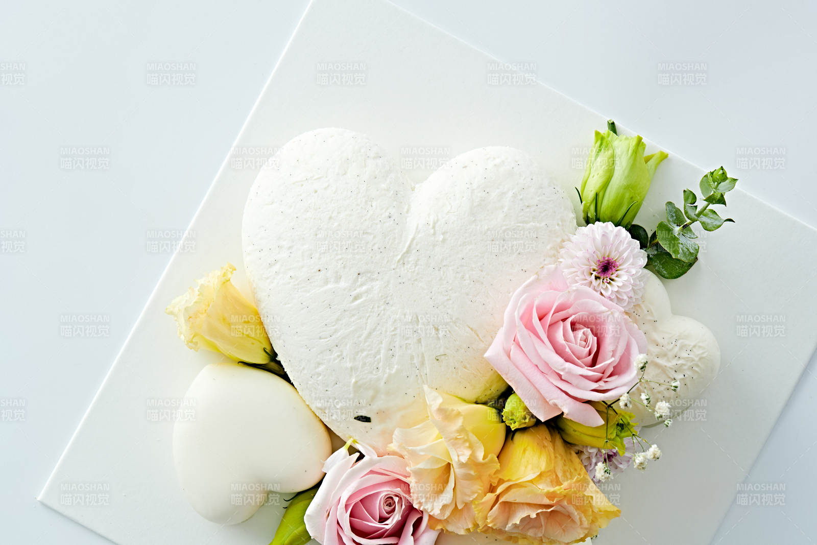 爱心造型椰奶香芋情人节蛋糕图片