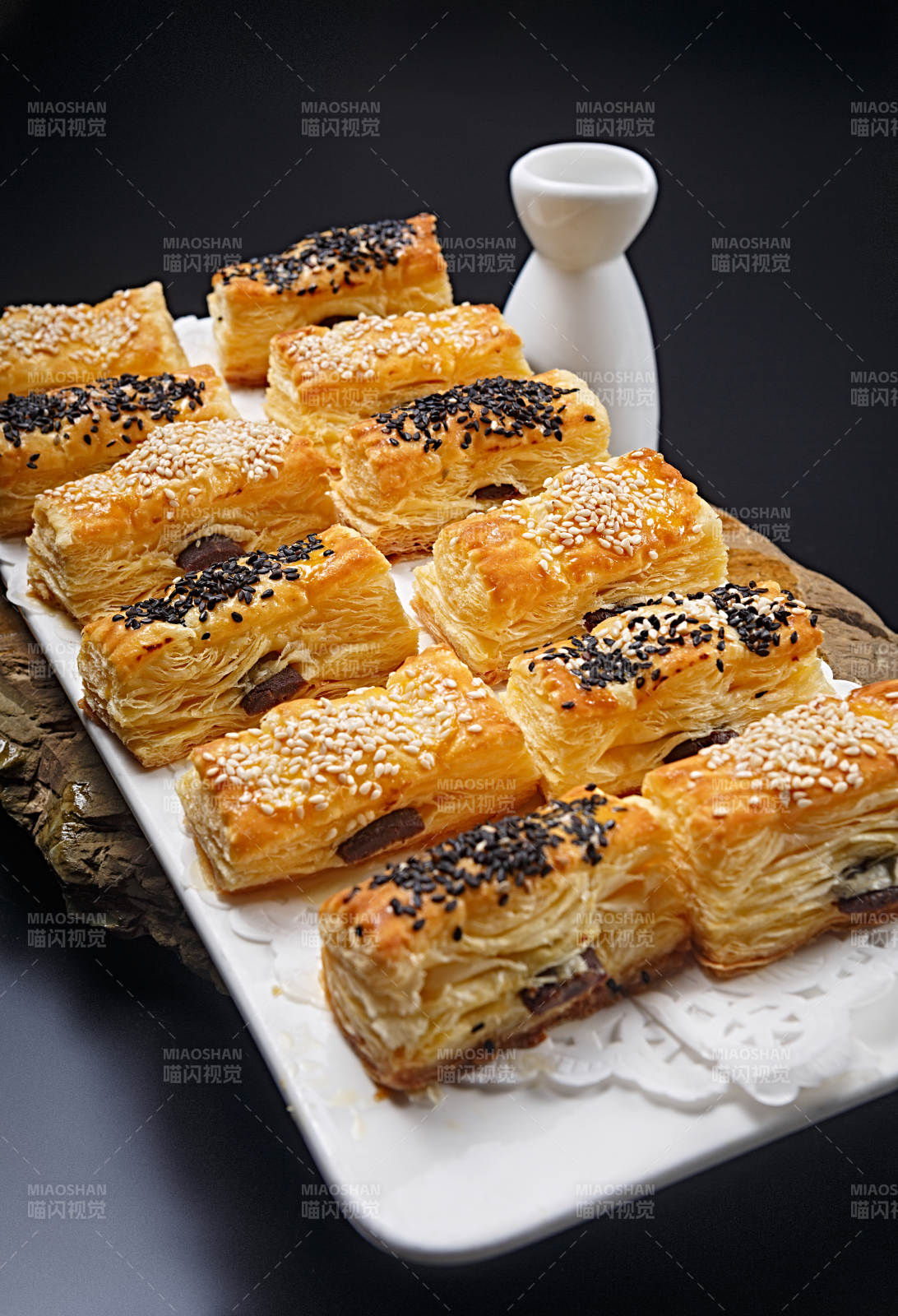 半打榴莲酥摆放在黑色背景上图片