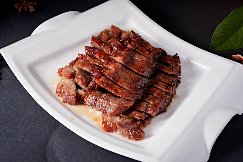 精美餐具装的港式烧腊猪梅肉图片