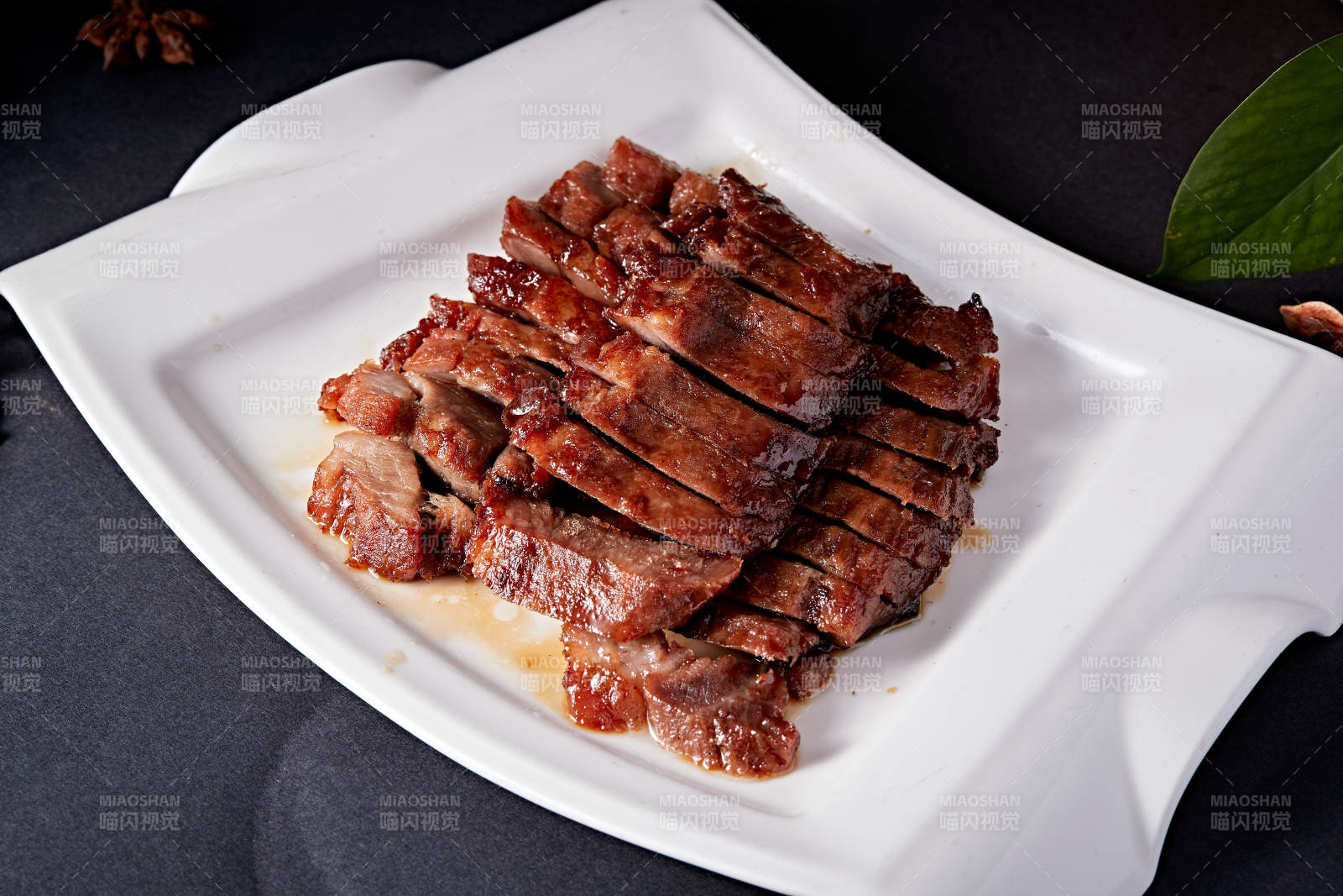 精美餐具装的港式烧腊猪梅肉图片