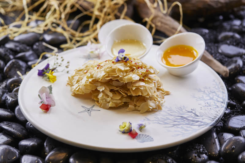 裹杏仁片香炸深海鳕鱼肉图片