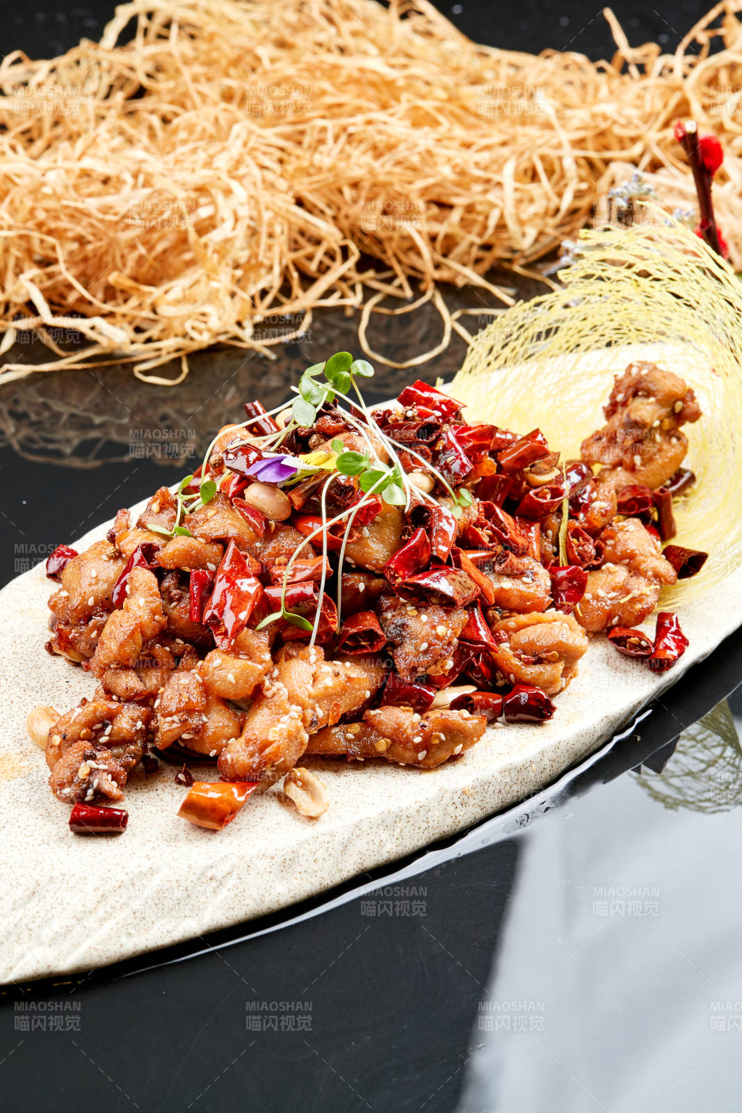 精美餐具装的香辣豆苗鸡腿肉图片