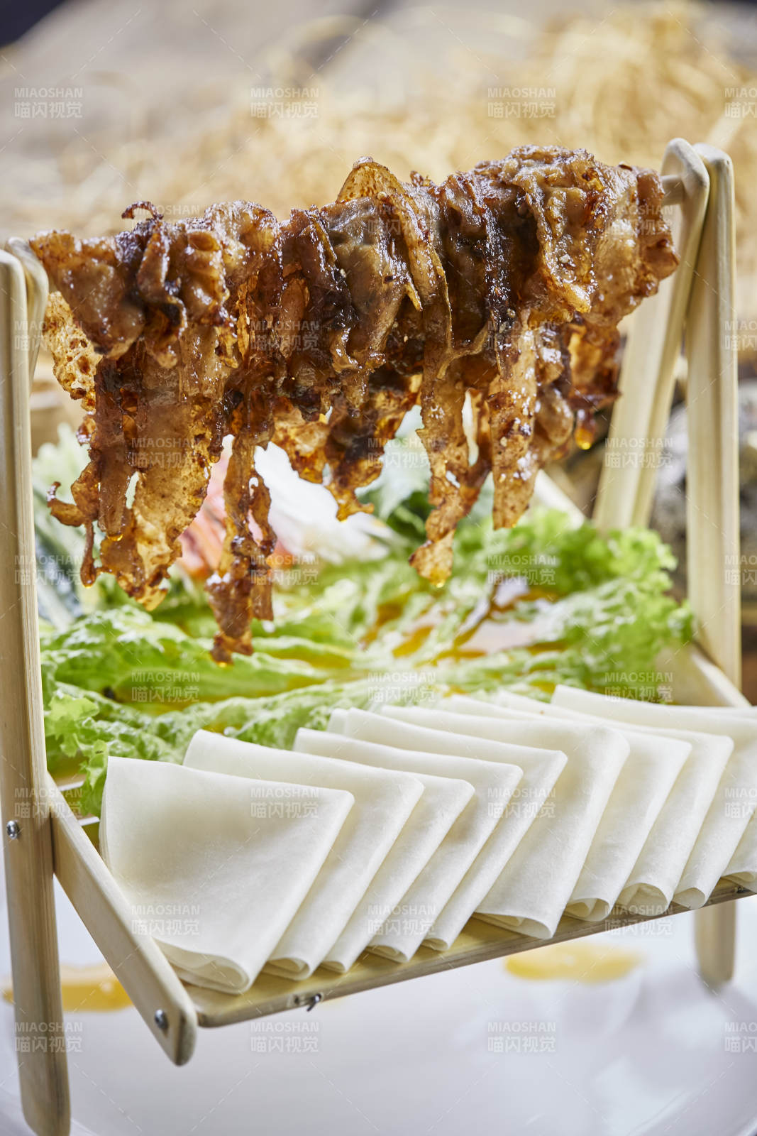 晾干烤肉配薄饼肥牛图片