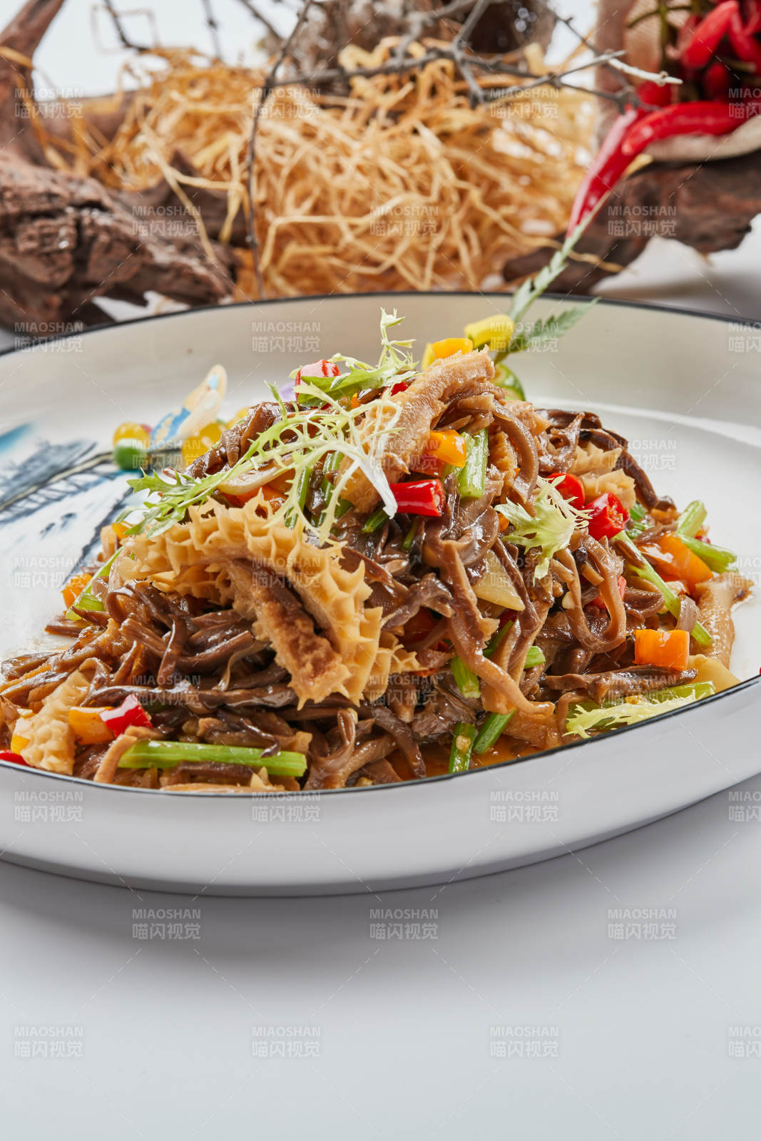 白色瓷盘装的的米椒小炒猪肚丝图片