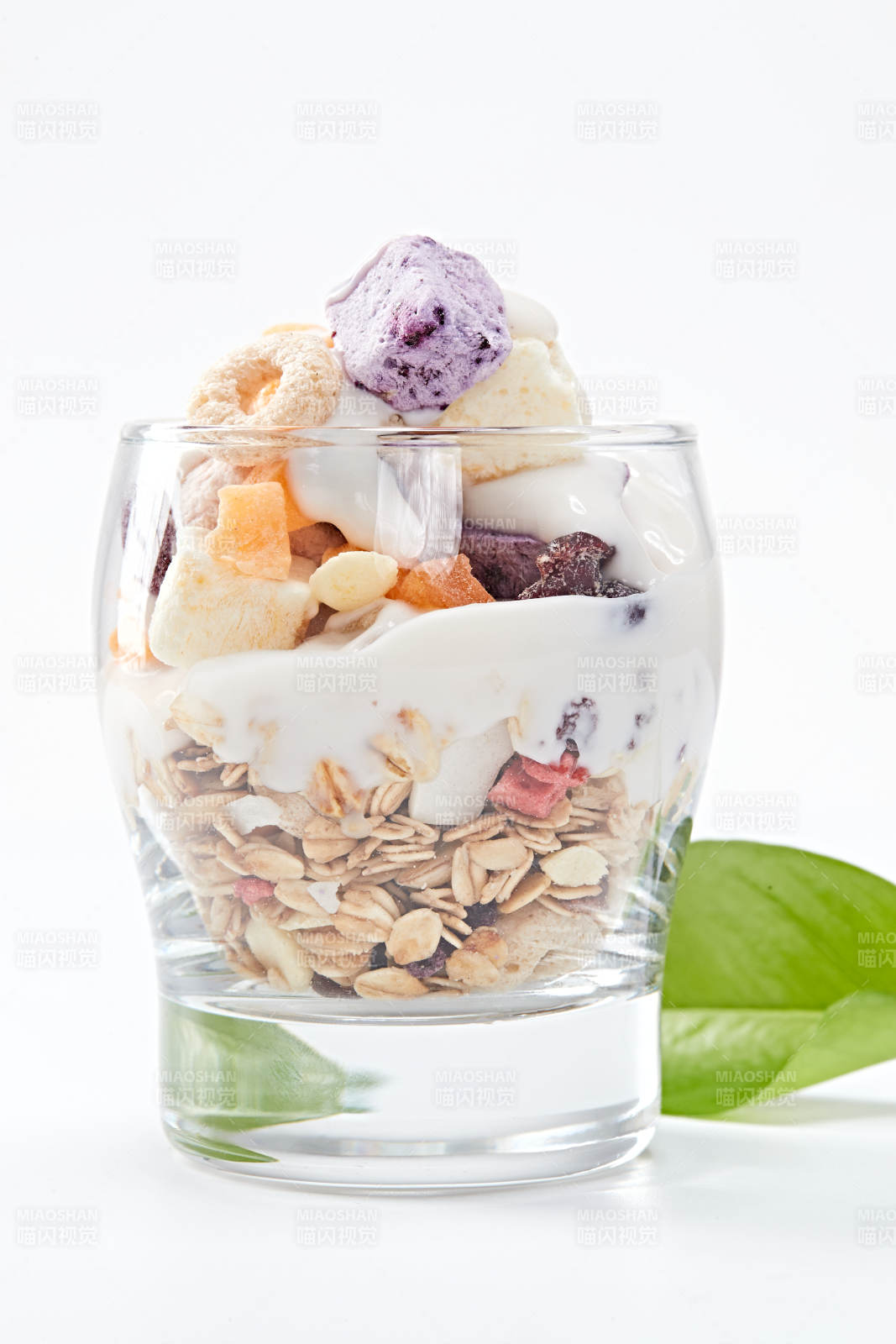 美味健康的营养早餐坚果混合烤燕麦图片