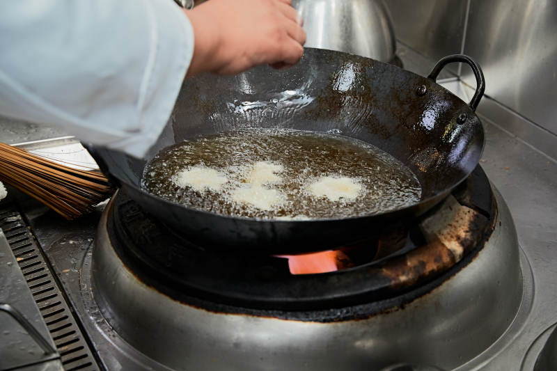 人与食物紧张忙碌的中餐厨房图片