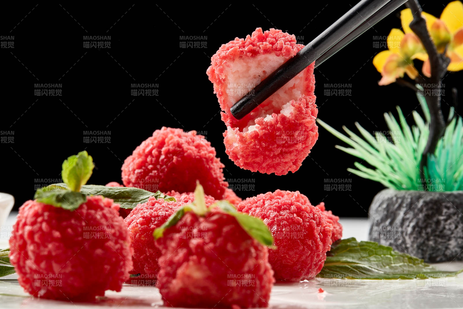 白瓷盘装的精美摆盘的荔枝大虾球图片