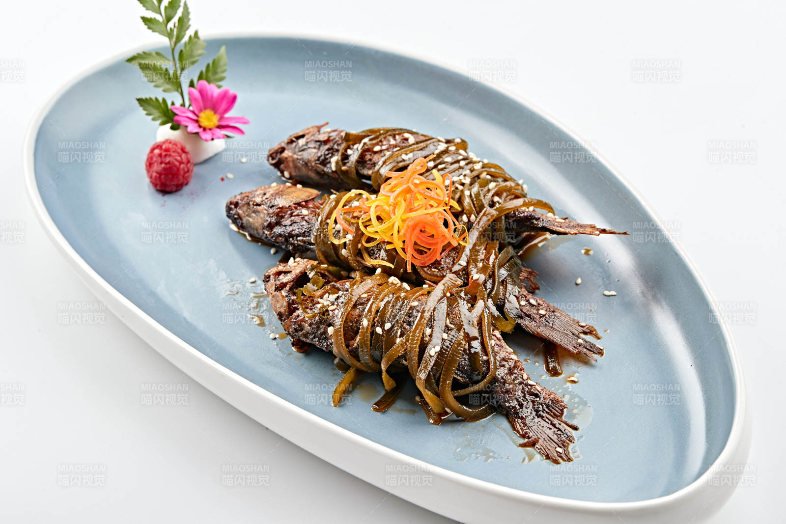 精美瓷餐具装的香酥炖鲫鱼图片