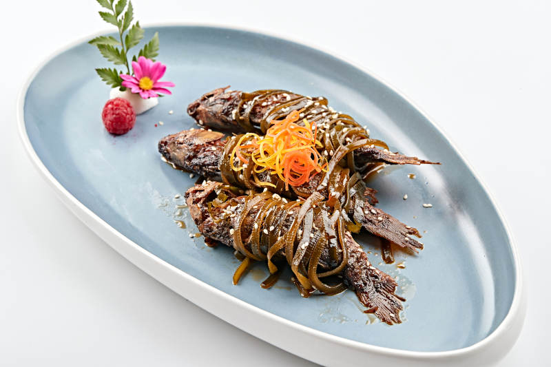 精美瓷餐具装的香酥炖鲫鱼图片