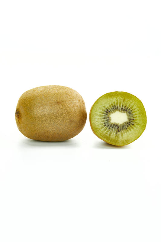 白色背景上摆放的新鲜水嫩猕猴桃图片