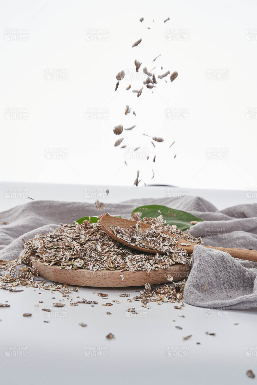 白色背景上的健康低脂黑麦片颗粒图片