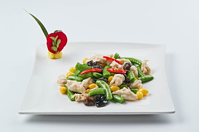 白色瓷盘装的养生小炒图片